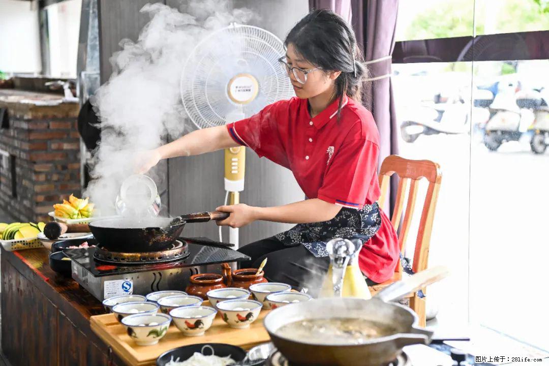 全网追的“扁担女孩”，找了一份暑假工，时薪12元 - 湘西生活资讯 - 湘西28生活网 xiangxi.28life.com